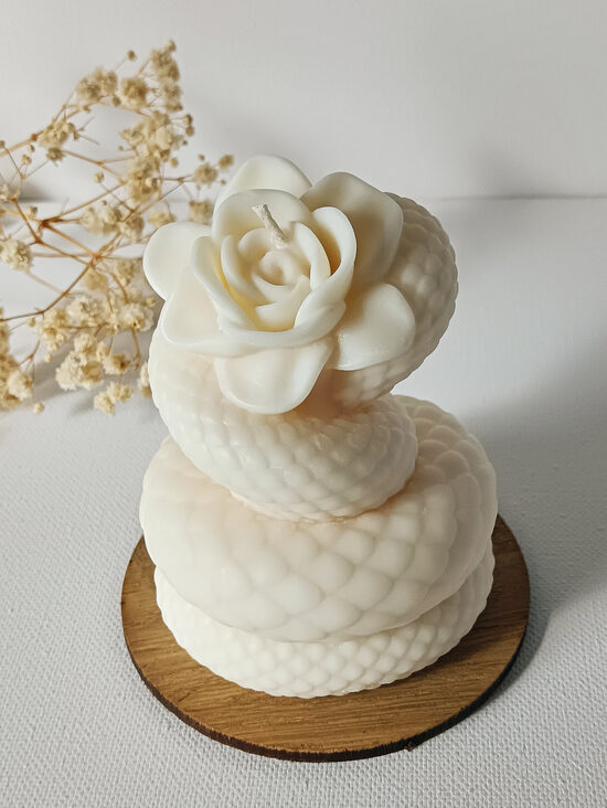 Rankų darbo sojų vaško žvakė „Gyvatės gėlė“